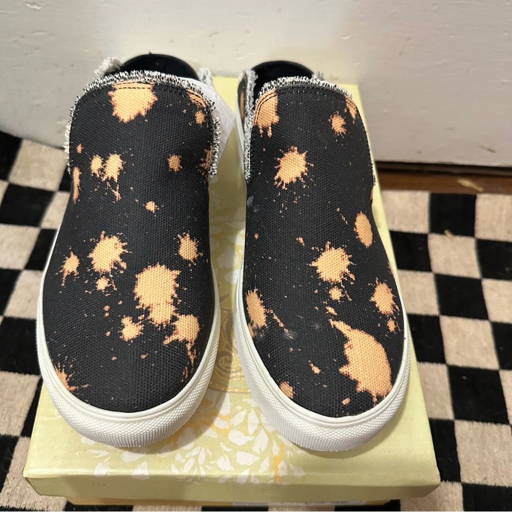 Very G Triana Black and Orange Splatter‎ Mules